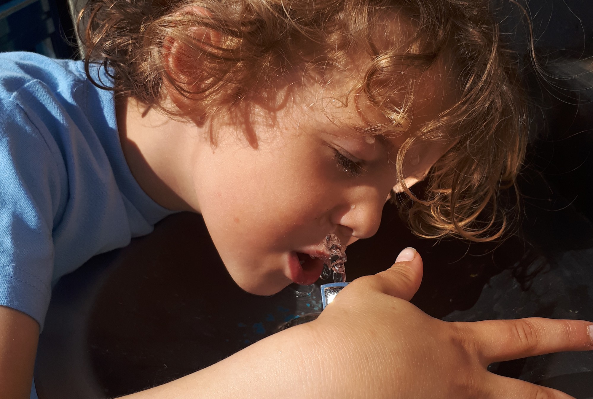 Jongen drinkt kraanwater